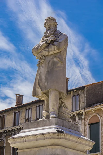 1882年 Francesco Barzaghi在意大利威尼斯的意大利语言学家Niccolo Tommaseo纪念碑 — 图库照片