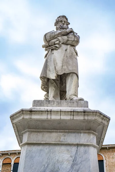 イタリア語学者ニッコロ トマセオの記念碑 イタリア ヴェネツィア フランチェスコ バルザーギ 1882年 — ストック写真