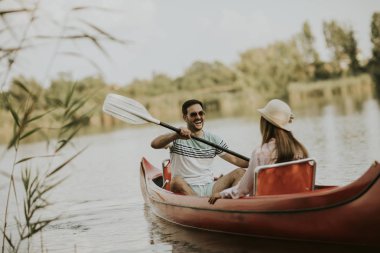 Sevgi dolu çift yaz gününde Gölde kürek