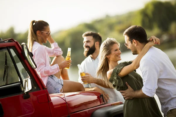 Cuatro Jóvenes Divirtiéndose Coche Descapotable Por Río —  Fotos de Stock