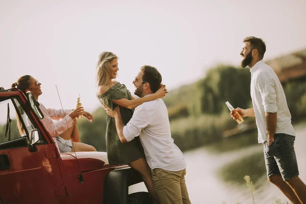 Vier Junge Leute Amüsieren Sich Cabrio Fluss — Stockfoto