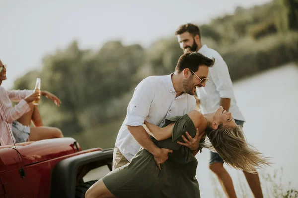 Vier Junge Leute Amüsieren Sich Cabrio Fluss — Stockfoto