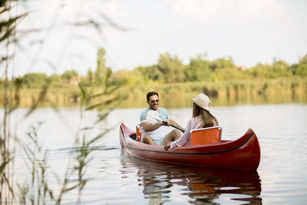 Älskande Par Rodd Sjön Vid Sommardag — Stockfoto