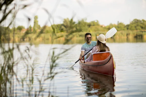 Pareja Amorosa Remando Lago Día Verano — Foto de Stock