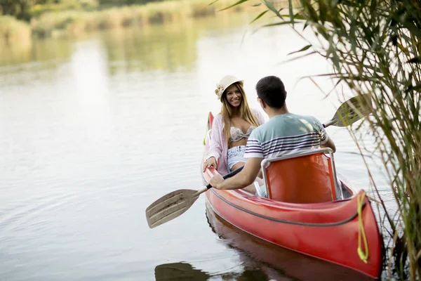 Älskande Par Rodd Sjön Vid Sommardag — Stockfoto