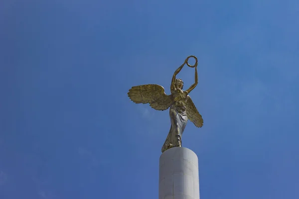 Blick Auf Die Goldene Geflügelte Göttin Frau Mit Kranz Auf — Stockfoto