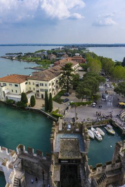 Sirmione, İtalya - 24 Mayıs 2019: İtalya'daki Scaligero Kalesi'nden Sirmione şehrine bakın. Kale, 13..