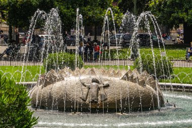 Verona, İtalya - 24 Mayıs 2019: Verona, İtalya'daki Piazza Bra'da Alpler Çeşmesi tarafından tanımlanmamış insanlar. Çeşme Münih Bavyera kentinden Verona bir hediye oldu.