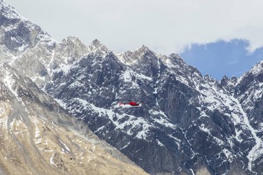 Gürcistan'ın Mtskheta-Mtianeti bölgesinde yüksek enlem dağları ile helikopter görünümü