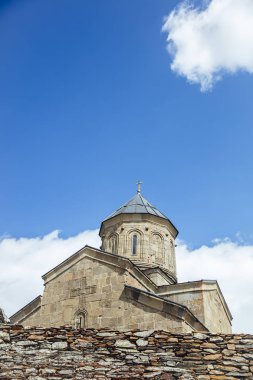 Gürcistan'daki Gergeti Trinity Kilisesi'nde manzara