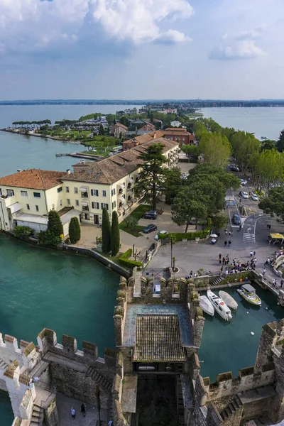 Sirmione Itálie Května 2019 Pohled Město Sirmione Hradu Scaligero Itálii — Stock fotografie