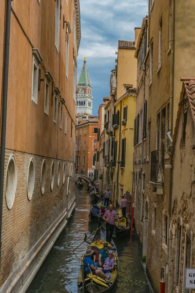 Venedig Italien Maj 2019 Oidentifierade Personer Traditionella Gondoler Kanalen Venedig — Stockfoto