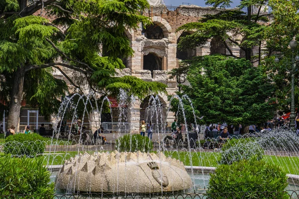 Verona Italien Mai 2019 Unbekannte Menschen Brunnen Der Alpen Auf — Stockfoto