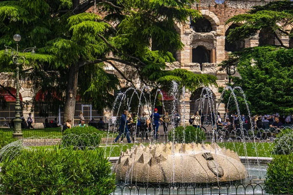 Verona Italy May 2019 Unindentified People Fountain Alps Piazza Bra — Stock Photo, Image