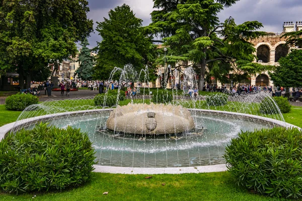 Verona Itália Maio 2019 Unindentified People Fountain Alps Piazza Bra — Fotografia de Stock