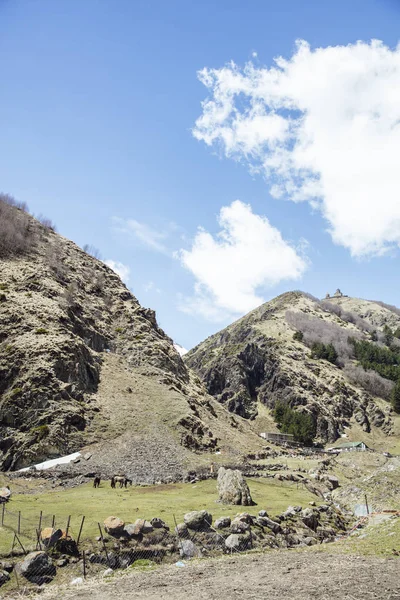 มมองท เขาละต งในภ ภาค Mtskheta Mtianeti ในจอร — ภาพถ่ายสต็อก