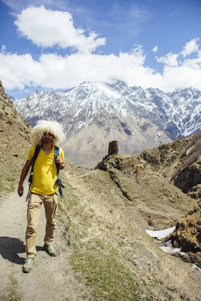 Vista Excursionista Joven Con Sombrero Piel Papakha Tradicional Las Montañas — Foto de Stock