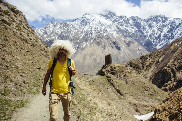 Zobacz Młodych Hiker Tradycyjnym Futrem Papakha Wysokich Górach Szerokości Geograficznej — Zdjęcie stockowe