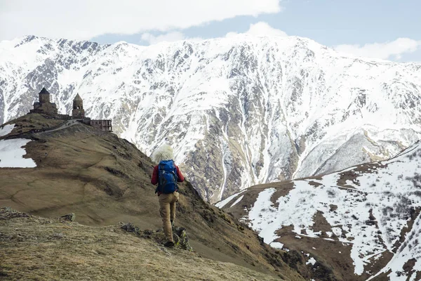 Zobacz Młodych Hiker Tradycyjnym Futrem Papakha Wysokich Górach Szerokości Geograficznej — Zdjęcie stockowe