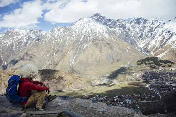 Vista Excursionista Joven Con Sombrero Piel Papakha Tradicional Las Montañas —  Fotos de Stock