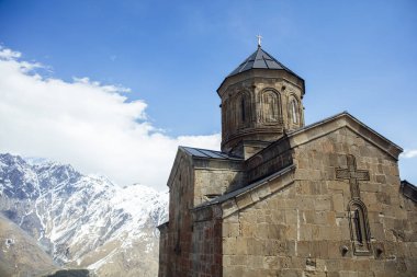 Gürcistan'daki Gergeti Trinity Kilisesi'nde manzara
