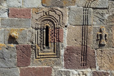 Gürcistan'daki Gergeti Trinity Kilisesi'nin cephesinden ayrıntılı görünüm