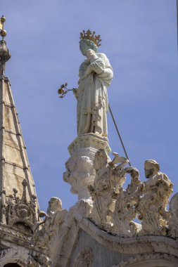 Venedik San Marco cephesinin üst kısmından mimari detayları, Mavi gökyüzü altında İtalya