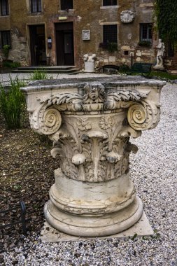 Vicenza, İtalya'daki Teatro Olimpico'nun yüzyıl avlusu heykeli, mimar Andrea Palladio tarafından 1585 yılında yapılmıştır.