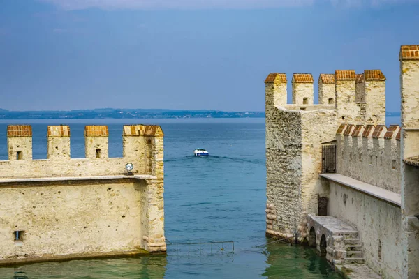 Detalhe Castello Scaligero Sirmione Castelo Sirmione Século Xiv Lago Garda — Fotografia de Stock