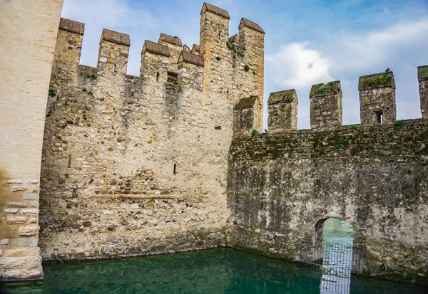 卡斯特罗 斯卡利戈 西尔米奥内 西尔米奥内城堡 的细节 14世纪在意大利西尔米奥内加尔达湖 — 图库照片