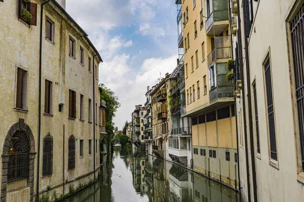 水路サンマッシモのビューは 旧市街パドヴァの中心部に住宅の間で実行されます イタリア — ストック写真