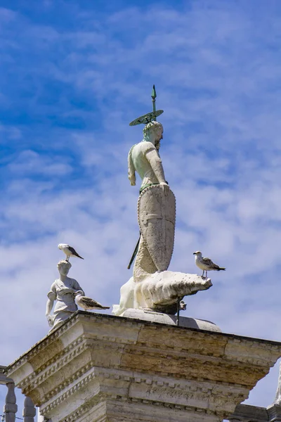 Venedik San Marco Cephesinin Üst Kısmından Mimari Detayları Mavi Gökyüzü — Stok fotoğraf