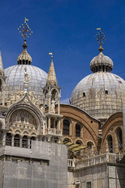 Venedik San Marco Cephesinin Üst Kısmından Mimari Detayları Mavi Gökyüzü — Stok fotoğraf