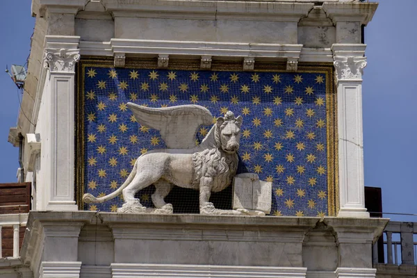 Venedik Piazza San Marco Saat Kulesi Nde Kanatlı Aslan Heykeli — Stok fotoğraf