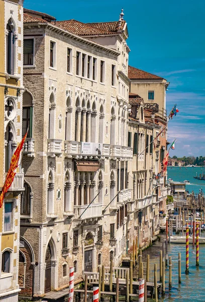 Blick Auf Schmalen Kanal Zwischen Bunten Historischen Häusern Venedig Italien — Stockfoto