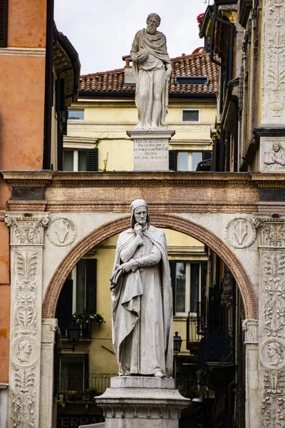 Vista Monumento Del Poeta Dante Alighieri Piazza Dei Signori Verona —  Fotos de Stock