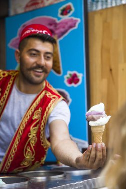 İstanbul, Türkiye - 15 Haziran 2019: İstanbul,Türkiye'de türk dondurmasının tanımlanamayan satıcısı. Geleneksel Türk dondurması salep ile yapıldı, orkide çiçekleriyle üretildi.