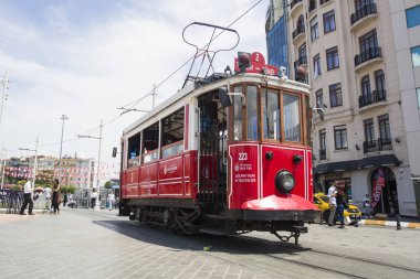 İstanbul, Türkiye - 15 Haziran 2019: İstanbul nostaljik tramvaylarda kimliği belirsiz kişiler. İstanbul'da miras tramvay ile iki tramvay vardır.