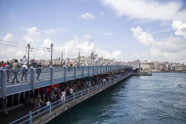 İstanbul, Türkiye - 21 Haziran 2019: İstanbul'daki Galata Köprüsü'nde kimliği belirsiz kişiler. Galata Köprüsü bu yerde beşinci bir köprüdür ve 1994 yılında tamamlanmıştır..