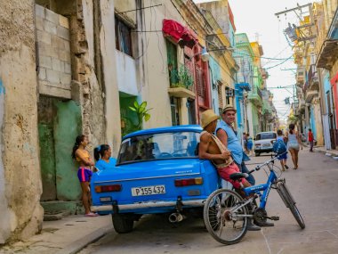 Havana, Küba - 24 Kasım 2015: Havana, Küba caddesinde kimliği belirsiz kişiler. İspanyol sömürge mimarisi ile Küba başkenti.