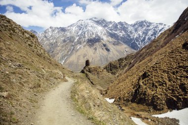Gürcistan'ın Mtskheta-Mtianeti bölgesindeki yüksek enlem dağlarında manzara