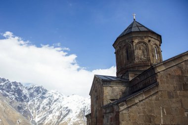 Gürcistan'daki Gergeti Trinity Kilisesi'nde manzara