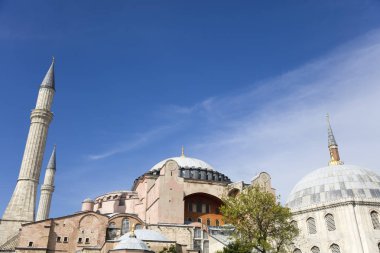İstanbul'un eski kentinde ayasofya kubbe ve minareleri görünümü