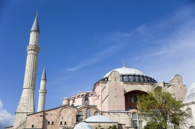 İstanbul'un eski kentinde ayasofya kubbe ve minareleri görünümü