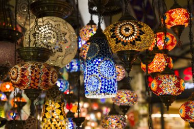 Türkiye 'nin İstanbul kentindeki Kapalı Çarşıda Türk dekoratif lambaları satılık
