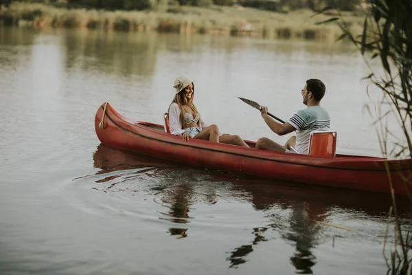 Pareja Amorosa Remando Lago Día Verano —  Fotos de Stock