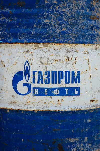 格鲁吉亚格尔吉蒂 2019年4月30日 在佐治亚州盖吉蒂 俄罗斯天然气工业股份公司 Gazprom Neft 签署的旧油桶细节 俄罗斯天然气工业股份公司 Gazpromneft 是俄罗斯第三大石油生产商 — 图库照片