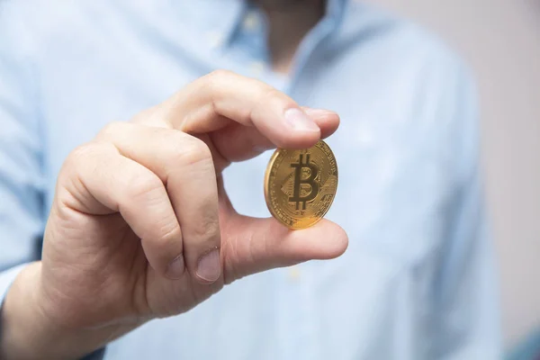 Ver Hombre Negocios Ofrece Bitcoin Mano — Foto de Stock