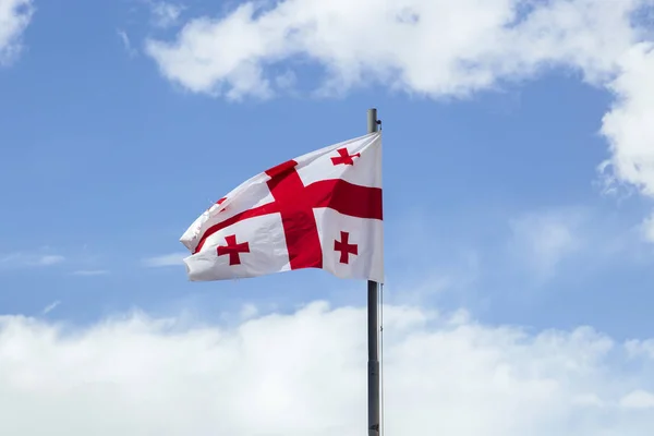 Pohled Vlajku Gruzie Která Mává Větrem Proti Bíle Zatažené Modré — Stock fotografie