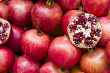 Piyasada taze nar görünümü